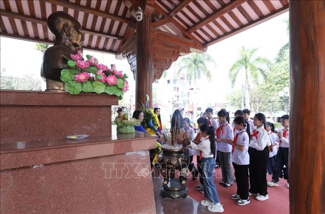 Các đại biểu là Cháu ngoan Bác Hồ tỉnh Lạng Sơn dâng hương tại Khuôn viên lưu niệm Chủ tịch Hồ Chí Minh, thành phố Lạng Sơn. Ảnh: Anh Tuấn – TTXVN