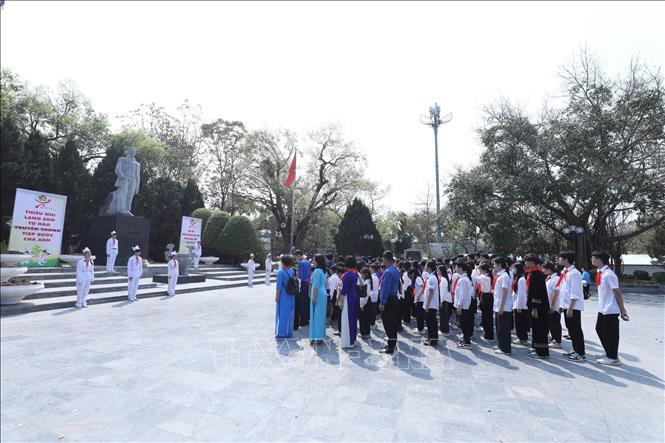 Các đại biểu là Cháu ngoan Bác Hồ tỉnh Lạng Sơn báo công tại Tượng đài đồng chí Hoàng Văn Thụ, thành phố Lạng Sơn. Ảnh: Anh Tuấn – TTXVN