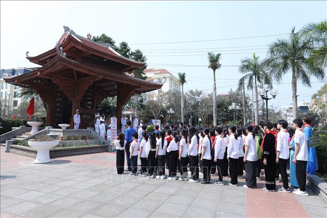 Các đại biểu là Cháu ngoan Bác Hồ tỉnh Lạng Sơn làm Lễ dâng hương, báo công tại Khuôn viên lưu niệm Chủ tịch Hồ Chí Minh, thành phố Lạng Sơn. Ảnh: Anh Tuấn – TTXVN