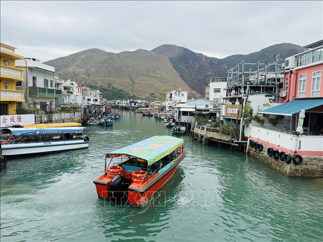Du khách du ngoạn bằng thuyền dọc làng cổ Tai O. Ảnh: Mạc Luyện - PV TTXVN tại Hong Kong 