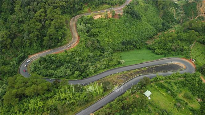 Quốc lộ 28 hiện là tuyến đường độc đạo kết nối Đắk Nông – Lâm Đồng. Ảnh: TTXVN phát