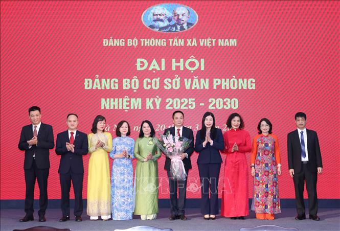 Đồng chí Đỗ Thị Trang, Phó Bí thư Đảng uỷ chuyên trách tặng hoa chúc mừng Ban Chấp hành Đảng bộ Văn phòng nhiệm kỳ 2020 – 2025. Ảnh: Phương Hoa – TTXVN