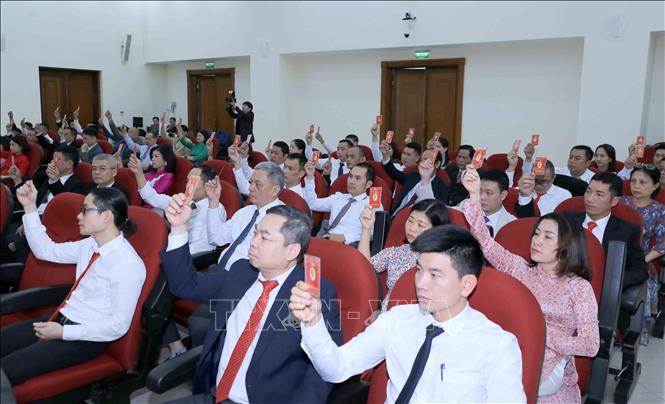 Đại biểu biểu quyết thông qua danh sách bầu Ban Chấp hành Đảng bộ Văn phòng nhiệm kỳ 2025 – 2030. Ảnh: Thành Phương – TTXVN
