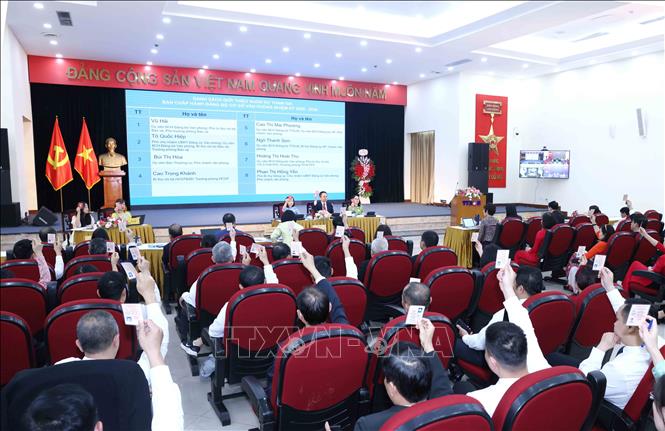 Đại biểu biểu quyết thông qua danh sách Ban kiểm phiếu. Ảnh: Phương Hoa - TTXVN