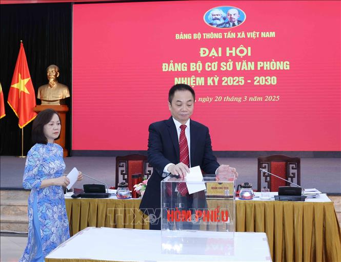 Đại biểu bỏ phiếu bầu Bí thư Đảng uỷ Văn phòng nhiệm kỳ 2025 – 2030. Ảnh: Phương Hoa – TTXVN
