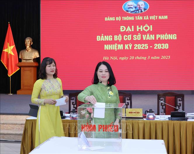Đại biểu bỏ phiếu bầu Bí thư Đảng uỷ Văn phòng nhiệm kỳ 2025 – 2030. Ảnh: Phương Hoa – TTXVN
