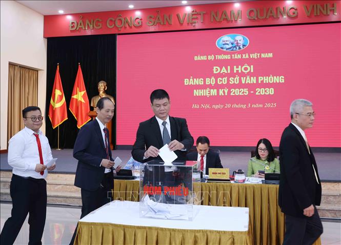Đại biểu bỏ phiếu bầu Bí thư Đảng uỷ Văn phòng nhiệm kỳ 2025 – 2030. Ảnh: Phương Hoa – TTXVN
