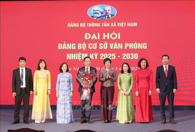 Đồng chí Vũ Việt Trang, Bí thư Đảng uỷ, Tổng Giám đốc Thông tấn xã Việt Nam tặng hoa chúc mừng Ban Chấp hành Đảng bộ Văn phòng nhiệm kỳ 2025 - 2030. Ảnh: Phương Hoa – TTXVN
