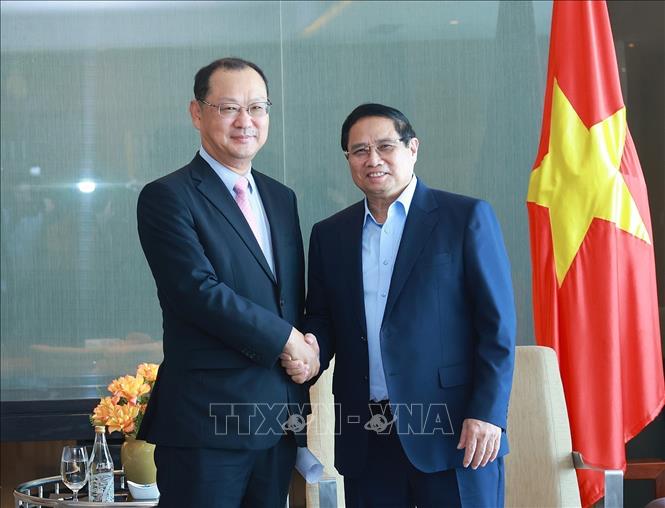 Prime Minister Pham Minh Chinh receives a leader of Hyosung Vina Co., Ltd., a subsidiary of the Republic of Korea’s Hyosung Group. VNA Photo: Dương Giang