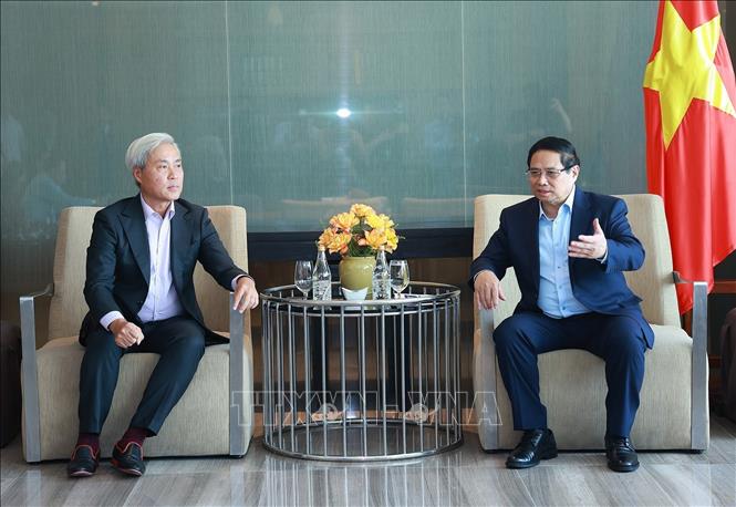 Prime Minister Pham Minh Chinh receives leader of Ho Tram Project Company Ltd, a subsidiary of the Asian Coast Development (Canada) Ltd. (ACDL). VNA Photo: Dương Giang
