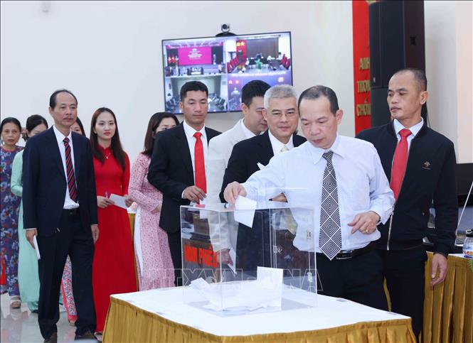 Đại biểu bỏ phiếu bầu đại biểu dự Đại hội đại biểu Đảng bộ TTXVN nhiệm kỳ 2025 - 2030. Ảnh: Thành Phương - TTXVN