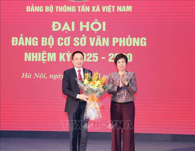 Đồng chí Vũ Việt Trang, Bí thư Đảng uỷ, Tổng Giám đốc Thông tấn xã Việt Nam tặng hoa chúc mừng đồng chí Ngô Thanh Sơn, Bí thư Đảng uỷ Văn phòng nhiệm kỳ 2025 – 2030. Ảnh: Phương Hoa – TTXVN
