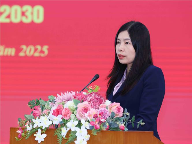 Đồng chí Đỗ Thị Trang, Phó Bí thư Đảng ủy chuyên trách phát biểu rút kinh nghiệm một số vấn đề về công tác tổ chức Đại hội. Ảnh: Phương Hoa - TTXVN