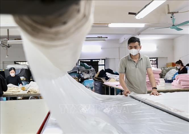 Dây chuyền sản xuất hàng may mặc của Công ty TNHH Thương mại và Sản xuất hàng may mặc Việt Huy. Ảnh: Lê Đông – TTXVN