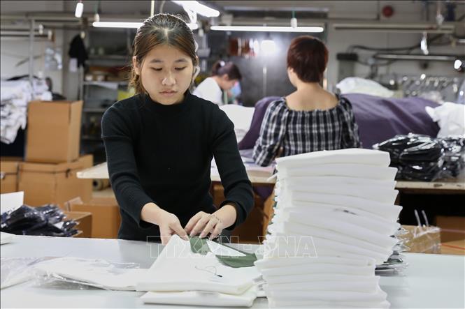 Công nhân Công ty Việt Huy hoàn thiện sản phẩm may mặc. Ảnh: Lê Đông – TTXVN