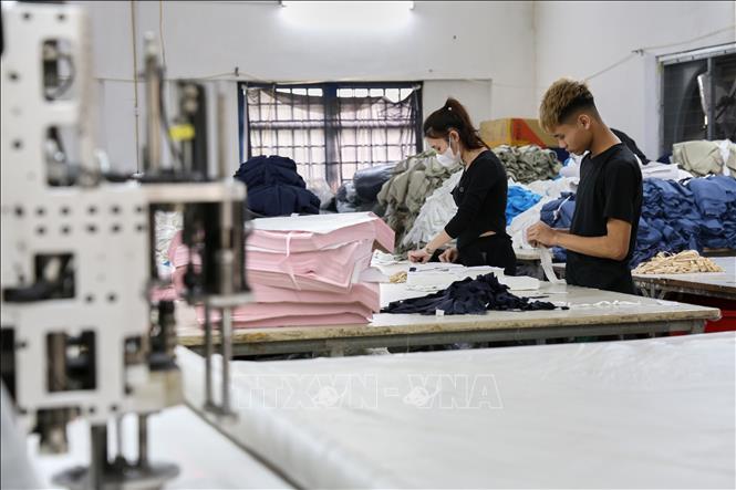 Dây chuyền sản xuất tại Công ty Việt Huy. Ảnh: Lê Đông – TTXVN