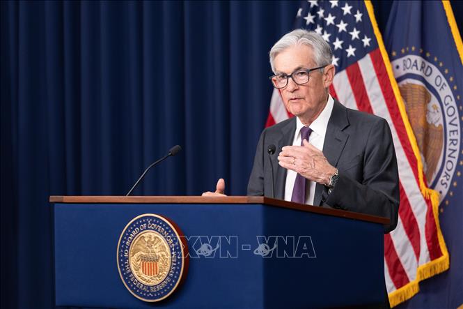 Sau hai ngày họp chính sách, ngày 19/3/2025, Cục Dự trữ liên bang Mỹ (FED) thông báo giữ nguyên lãi suất tham chiếu ở mức 4,25-4,5%, mức đã được duy trì từ tháng 12, trong bối cảnh lo ngại ngày càng tăng về tăng trưởng kinh tế, lạm phát và sự bất ổn trong thương mại. Ảnh: Chủ tịch Fed Jerome Powell công bố quyết định giữ nguyên lãi suất trong cuộc họp báo tại Washington, DC. THX/TTXVN