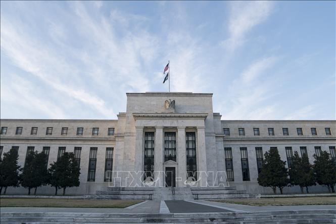 Sau hai ngày họp chính sách, ngày 19/3/2025, Cục Dự trữ liên bang Mỹ (FED) thông báo giữ nguyên lãi suất tham chiếu ở mức 4,25-4,5%, mức đã được duy trì từ tháng 12, trong bối cảnh lo ngại ngày càng tăng về tăng trưởng kinh tế, lạm phát và sự bất ổn trong thương mại. Ảnh: Trụ sở Fed ở Washington, DC. THX/TTXVN