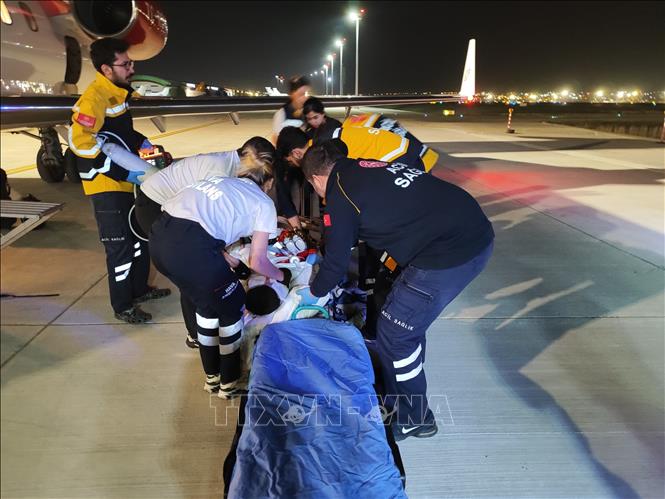 Ngày 16/3/2025, nhà chức trách Bắc Macedonia đã ra lệnh bắt giữ 4 người bị tình nghi liên quan đến vụ hỏa hoạn tại hộp đêm Club Pulse ở thị trấn Kocani, khiến 59 người thiệt mạng, 155 người bị thương. Ảnh: Chuyển nạn nhân bị thương sau vụ cháy hộp đêm. THX/TTXVN