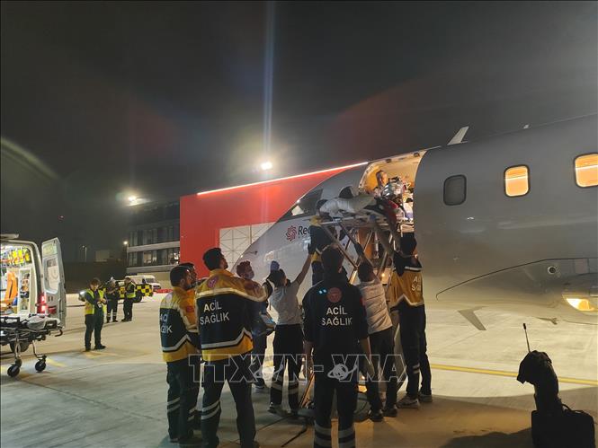 Ngày 16/3/2025, nhà chức trách Bắc Macedonia đã ra lệnh bắt giữ 4 người bị tình nghi liên quan đến vụ hỏa hoạn tại hộp đêm Club Pulse ở thị trấn Kocani, khiến 59 người thiệt mạng, 155 người bị thương. Ảnh: Chuyển nạn nhân bị thương sau vụ cháy hộp đêm. THX/TTXVN