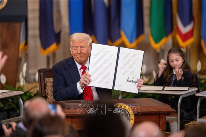 Ngày 20/3/2025, Tổng thống Mỹ Donald Trump đã ký sắc lệnh bắt đầu quá trình giải thể Bộ Giáo dục. Sắc lệnh sẽ trao toàn bộ quyền quyết định về trường học cho các tiểu bang và hội đồng địa phương, thu hẹp chức năng của Bộ Giáo dục, tuy nhiên giữ lại một số chức năng cơ bản của Bộ này như quản lý các khoản vay cho sinh viên và các nguồn lực cho trẻ em có nhu cầu đặc biệt. Ảnh: THX/TTXVN