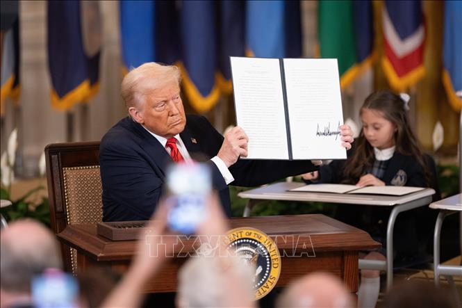 Ngày 20/3/2025, Tổng thống Mỹ Donald Trump đã ký sắc lệnh bắt đầu quá trình giải thể Bộ Giáo dục. Sắc lệnh sẽ trao toàn bộ quyền quyết định về trường học cho các tiểu bang và hội đồng địa phương, thu hẹp chức năng của Bộ Giáo dục, tuy nhiên giữ lại một số chức năng cơ bản của Bộ này như quản lý các khoản vay cho sinh viên và các nguồn lực cho trẻ em có nhu cầu đặc biệt. Ảnh: THX/TTXVN