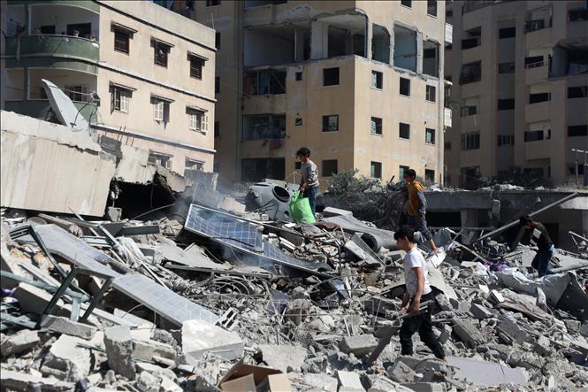Sáng sớm 18/3/2025, quân đội Israel thông báo đã tiến hành một số cuộc không kích vào các mục tiêu của phong trào Hồi giáo Hamas trên khắp Dải Gaza. Theo số liệu thống kê mới nhất từ Gaza, số nạn nhân thiệt mạng trong các cuộc không kích của Israel đã tăng lên 591 người và 1.042 người bị thương. Ảnh: Đống đổ nát sau các cuộc không kích của Israel xuống Dải Gaza. THX/TTXVN
