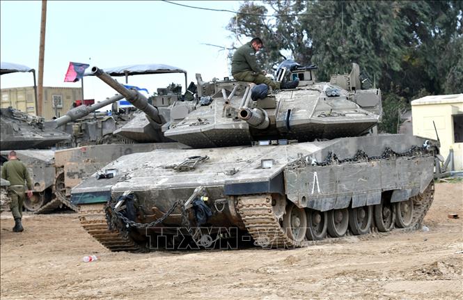 Ngày 20/3/2025, quân đội Israel tuyên bố rằng các lực lượng nước này đã nối lại chiến dịch trên bộ ở khu vực Rafah, phía Nam Dải Gaza, trong khi tiếp tục duy trì hoạt động ở miền Bắc và miền Trung vùng lãnh thổ này. Ảnh: Binh sĩ Israel được triển khai gần biên giới với Dải Gaza. THX/TTXVN