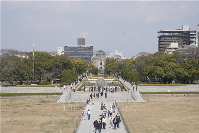 Khuôn viên Công viên Tưởng niệm hòa bình Hiroshima nhìn từ Bảo tàng. Ảnh: Xuân Giao – PV TTXVN tại Nhật Bản 