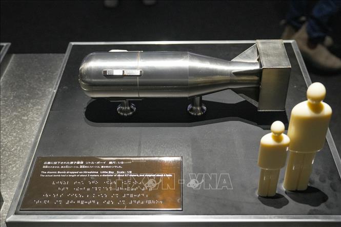 Mô hình thu nhỏ quả bom nguyên tử Little Boy từng được thả xuống thành phố Hiroshima ngày 6/8/1945. Ảnh: Xuân Giao – PV TTXVN tại Nhật Bản 