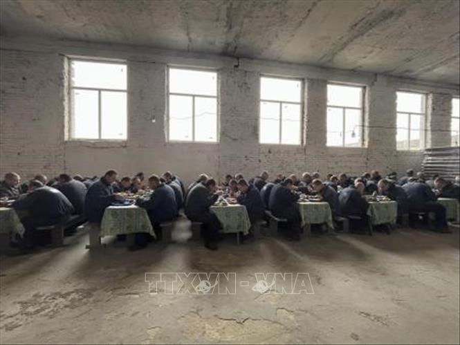 Ngày 19/3/2025, Bộ Quốc phòng Nga thông báo nước này đã tiến hành trao đổi tù binh với Ukraine, theo thỏa thuận được đưa ra trong cuộc điện đàm giữa Tổng thống Vladimir Putin và Tổng thống Mỹ Donald Trump. Theo Bộ Quốc phòng Nga, 175 binh sĩ Ukraine đã được trao đổi với 175 binh sĩ Nga. Ảnh (tư liệu): Các tù binh Nga tại trại tập trung ở miền Tây Ukraine. Kyodo/TTXVN