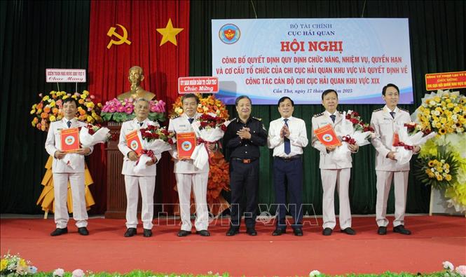 Phó Chủ tịch UBND thành phố Cần Thơ Nguyễn Ngọc Hè và ông Vũ Anh, Chi cục trưởng Chi cục Hải quan khu vực XIX trao quyết định bổ nhiệm cho 5 Phó Chi cục trưởng. Ảnh: Thu Hiền - TTXVN