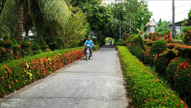 Đường giao thông nông thôn ở huyện Cao Lãnh (Đồng Tháp) được bê tông hóa, sạch đẹp. Ảnh: Nhựt An - TTXVN
