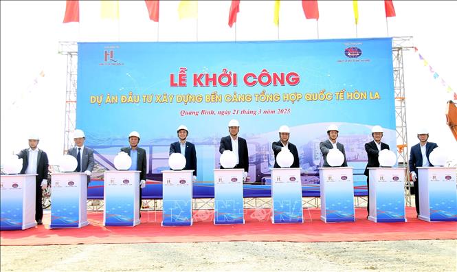 Các đại biểu thực hiện nghi thức Khởi công Bến cảng tổng hợp quốc tế Hòn La. Ảnh: Tá Chuyên - TTXVN