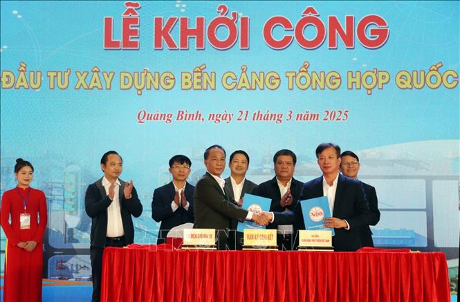 Ký cam kết cung cấp tín dụng để triển khai dự án. Ảnh: Tá Chuyên - TTXVN