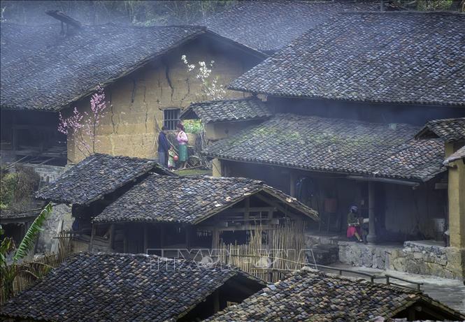 Những ngôi nhà trình tường với kiến trúc cổ được coi là một nét văn hoá của người Mông ở vùng cao nguyên đá ở Hà Giang. Ảnh: Khánh Hoà - TTXVN 