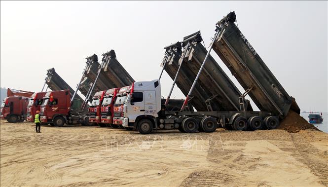 Máy móc, phương tiện phục vụ thi công Bến cảng tổng hợp quốc tế Hòn La. Ảnh: Tá Chuyên - TTXVN