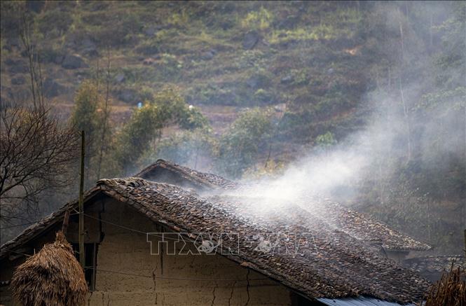 Khói bếp lan trên mái ngói âm dương của những ngôi nhà trình tường. Ảnh: Khánh Hoà - TTXVN 