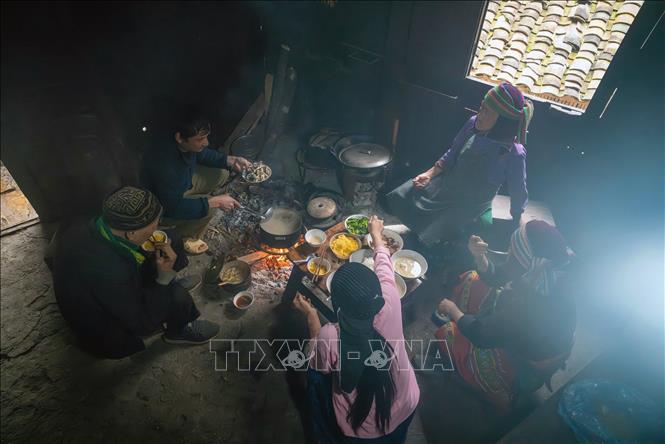 Cuộc sống hằng ngày trong những ngôi nhà trình tường. Ảnh: Khánh Hoà - TTXVN 