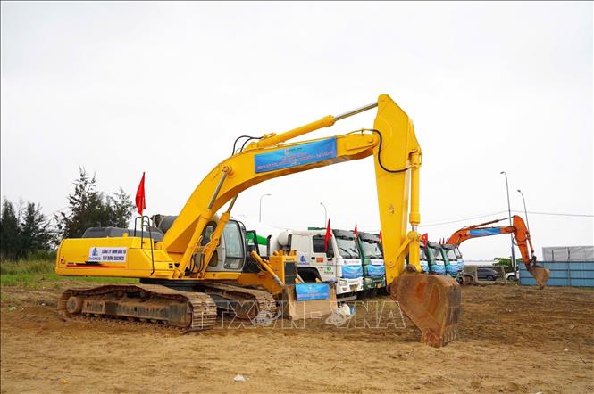 Nhà thầu huy động máy móc, thiết bị khởi công dự án. Ảnh: Quốc Dũng - TTXVN