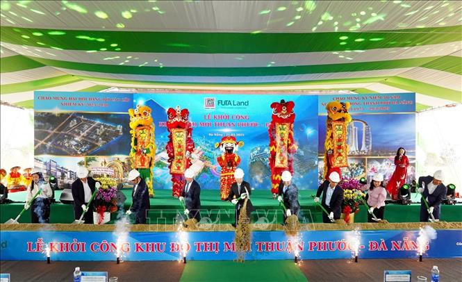 Lãnh đạo thành phố Đà Nẵng và chủ đầu tư thực hiện nghi thức khởi công dự án. Ảnh: Quốc Dũng - TTXVN