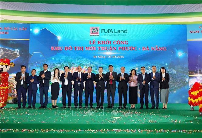 Lãnh đạo thành phố Đà Nẵng và chủ đầu tư dự án tại lễ khởi công. Ảnh: Quốc Dũng - TTXVN