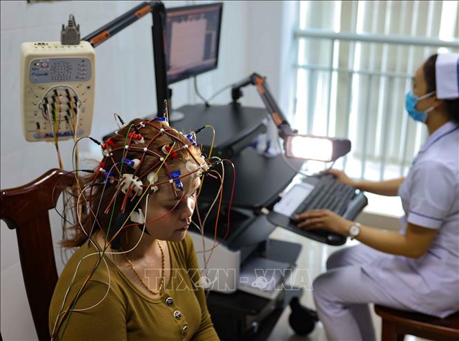 Đo điện não đồ cho bệnh nhân. Ảnh: Thanh Tùng - TTXVN 