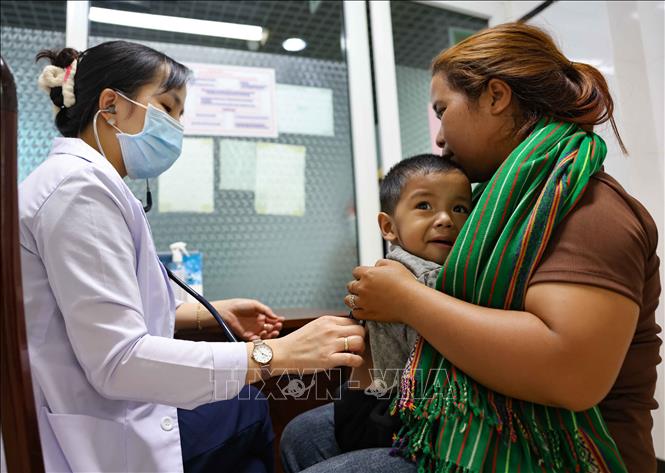 Bác sĩ thăm khám cho bệnh nhi là người dân tộc thiểu số. Ảnh: Thanh Tùng - TTXVN
