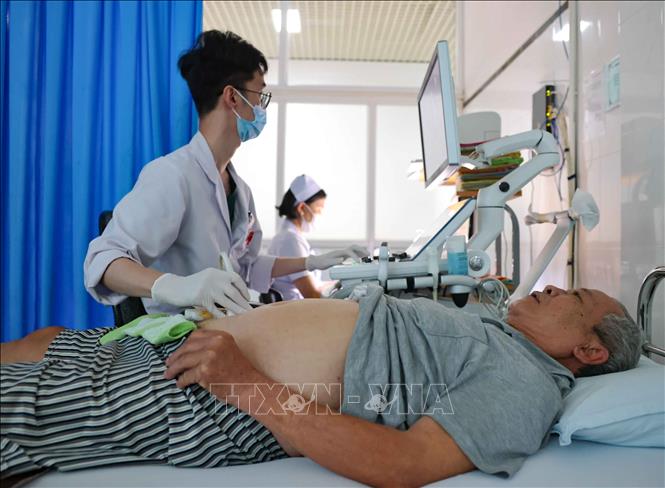 Bệnh viện ứng dụng công nghệ thông tin trong việc cung cấp dịch vụ chăm sóc sức khỏe, tối ưu hóa quy trình làm thủ tục thăm, khám bệnh cho người dân. Ảnh: Thanh Tùng - TTXVN