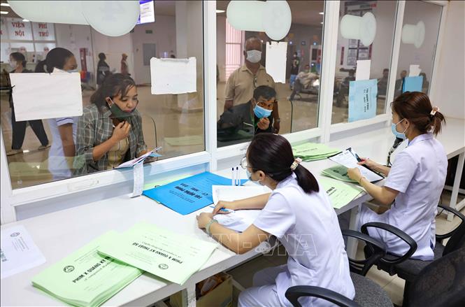 Bệnh viện ứng dụng công nghệ thông tin trong việc cung cấp dịch vụ chăm sóc sức khỏe, tối ưu hóa quy trình làm thủ tục thăm, khám bệnh mang lại nhiều lợi ích cho người dân, nhân viên y tế. Ảnh: Thanh Tùng - TTXVN