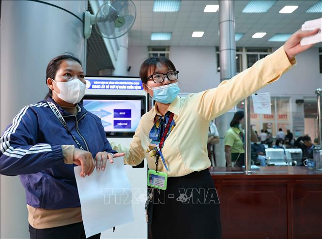 Bệnh viện đã triển khai đăng ký khám bệnh bảo hiểm y tế bằng căn cước công dân, sử dụng ứng dụng VNeID, VssID thông qua phần mềm của bệnh viện; liên thông đơn thuốc với Cổng đơn thuốc quốc gia, thanh toán không dùng tiền mặt…Ảnh: Thanh Tùng - TTXVN