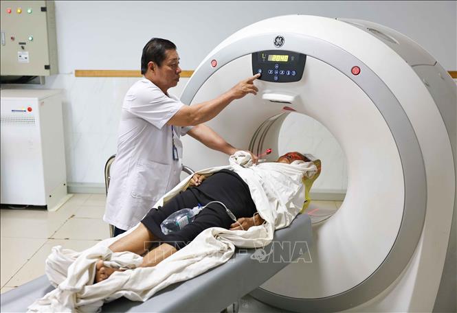 Bệnh viện không ngừng phát triển chất lượng nhân lực cũng như đầu tư mua sắm trang thiết bị phục vụ nhu cầu khám chữa bệnh của nhân dân. Ảnh: Thanh Tùng - TTXVN