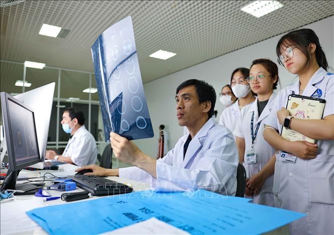 Công tác đào tạo nguồn nhân lực kế cận với trình độ chuyên sâu cao luôn được bệnh viện coi trọng. Ảnh: Thanh Tùng - TTXVN