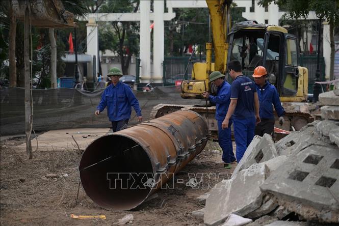 Đơn vị thi công đang hàn mối ống để đổ cọc bê tông. Ảnh: Lương Hiếu/TTXVN phát